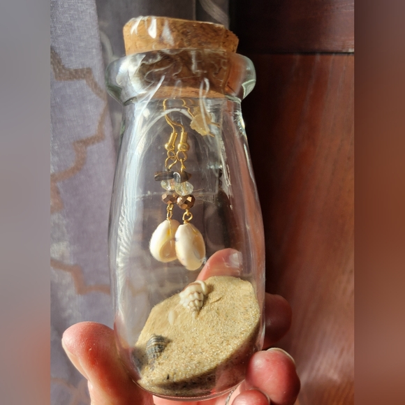 Nwot handcrafted shell dangle earrings for pierced ears gold tone - Picture 4 of 4